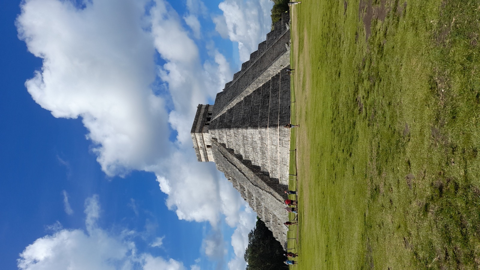 El Castillo, the main pyramid at Chichén Itzá.